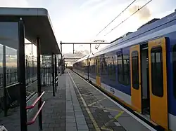 Zwenkschuifdeur die aan de buitenkant beweegt