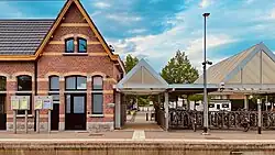 De ingang van het station