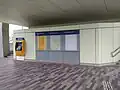 Kaartautomaat en vertrekstaat op het station