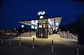 Ingang van het station bij nacht