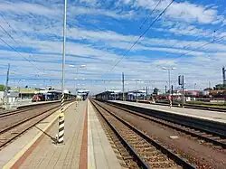 Zicht op de perrons en de sporen