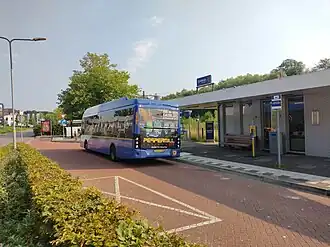 Het stationsgebouw met een bushalte