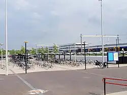 Een van de beschikbare aanliggende fietsenstallingen