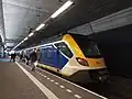 Sprinter richting Schiedam Centrum op het perron van Station Rijswijk.
