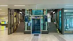 Trappen en lift naar de perrons