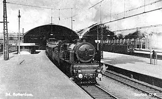 Stoomtrein van de NS met loc 3911 (serie NS 3900) in het station Rotterdam Delftse Poort; circa 1930. Collectie van het Utrechts Archief.