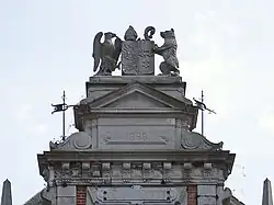 Top van de voorgevel: bisschopsmijter & -staf.