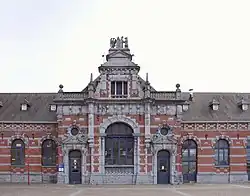 Centraal deel van de gevel en hoofdingang