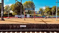 Naambord op een perron