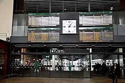 Bord met aankomende en vertrekkende treinen