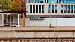 Naambord op een perron