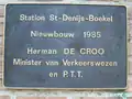 Inhuldigingsbord bevestigd aan het stationsgebouw