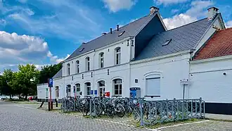 Het stationsgebouw in 2021