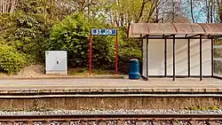 Naambord op een perron