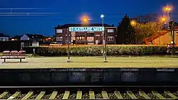 Naambord op een perron