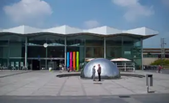 Het Stationsplein met het station