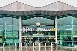 Voorgevel van het stationsgebouw