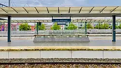 Plaatsnaambord op het perron