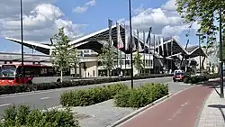 Het station in 2020 gezien vanaf de Spoorlaan vanuit het westen