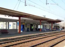 Zicht op achterzijde stationsgebouw