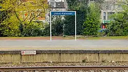 Een naambord op een perron