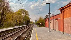 Zicht op de sporen en perrons