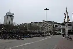 De entree, de fietsenstalling, en het hotel. De loopbrug was in 2010 reeds gesloopt in het kader van CU2030, een groot deel van de zichtbare bebouwing op de foto zou vanaf 2011 gesloopt gaan worden.
