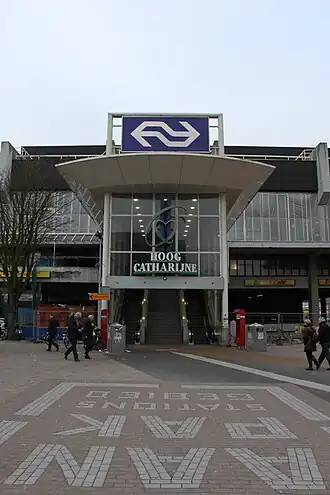 De toegang tot zowel het station als Hoog Catharijne na de facelift van medio jaren 1990. De luifels van het busstation waren medio jaren '90 verwijderd i.v.m. een herinrichting rond dezelfde tijd. In 2011 zijn de entree en de sporthal erboven gesloopt in het kader van CU2030.