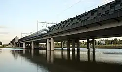 Het station ligt op een kunstmatige plas.