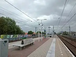 Het perron, gezien vanaf de noordwestelijke kant van het station.