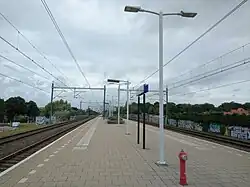 Het perron, gezien vanaf de zuidoostelijke kant van het station.