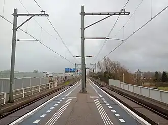Uiteinde van het perron, snelweg duidelijk zichtbaar
