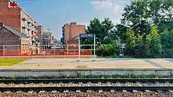 Plaatsnaambord op een perron