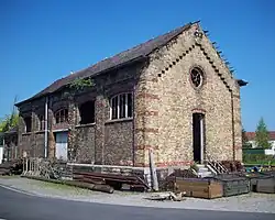 De naastgelegen goederenloods bevindt zich in erbarmelijke toestand, nu is het de woonplaats van honderden duiven