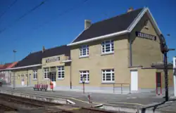 Perronzijde van het stationsgebouw (foto 2010)