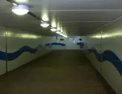 Verbindingsgang onder de Baron de Maerelaan in de richting van het perron. (foto 2010)