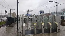 De perrontoegang van het station