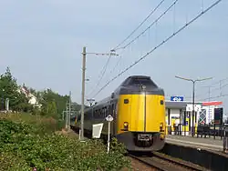 Een intercity passeert Zoetermeer Oost in 2006, toen het stationsgebouw er nog stond