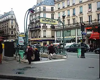 Ingang van het station van Cadet