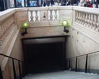 Ingang van het station aan de Champs-Élysées