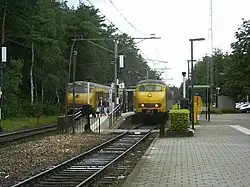 Verleden tijd: twee Mat'64 Plan V's kruisen elkaar linksrijdend te Ommen