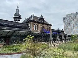 Gezicht op het terras van restaurant Pavarotti vanuit Park Spoorloos (2023)