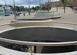 Kijkgaten in het plein met daaronder de fietsenstalling