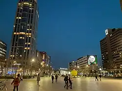 Het Stationsplein in Rotterdam met het station in de rug