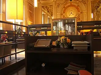 Bar in de grote bovenzaal