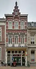 Stationsstraat 27 in Tilburg. Gebouwd in 1899 als winkelhuis, in 2004 in gebruik genomen als café Little Devil