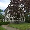 Villa met een driezijdig gesloten uitbouw en een open veranda met gietijzeren zuiltjes[1]
