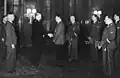 Vidkun Quisling schudt Adolf Hitler de hand bij een bezoek aan Berlijn met Josef Terboven in 1942