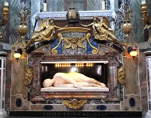 Het beeld van Santa Cecilia (door Stefano Maderno, 1600) in de nis onder het hoofdaltaar.