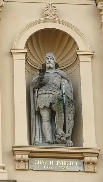 Standbeeld van Hendrik van Schwerin, als deel van de façade van het Kasteel van Schwerin.